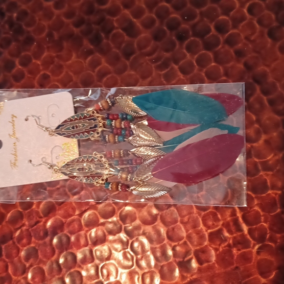 Feather metal and beaded earrings. 6 pair.   New in original packaging. - Picture 5 of 7